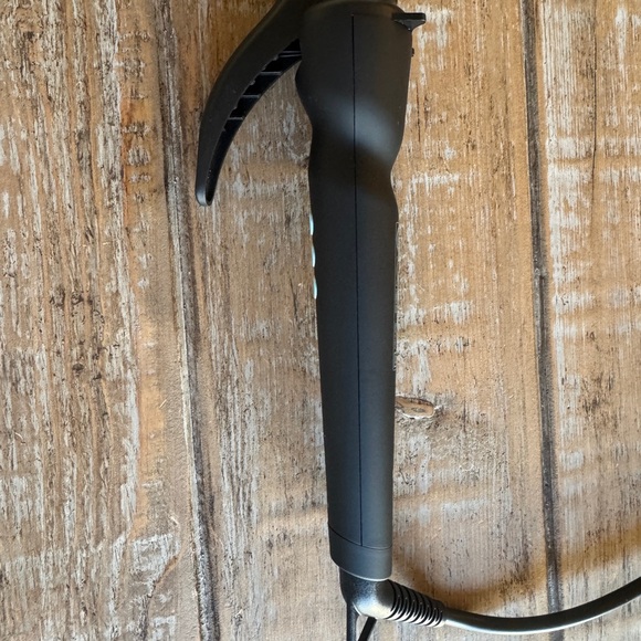 Bio Ionic long barrel curling iron 1.25. Used once. $163 - Picture 6 of 7